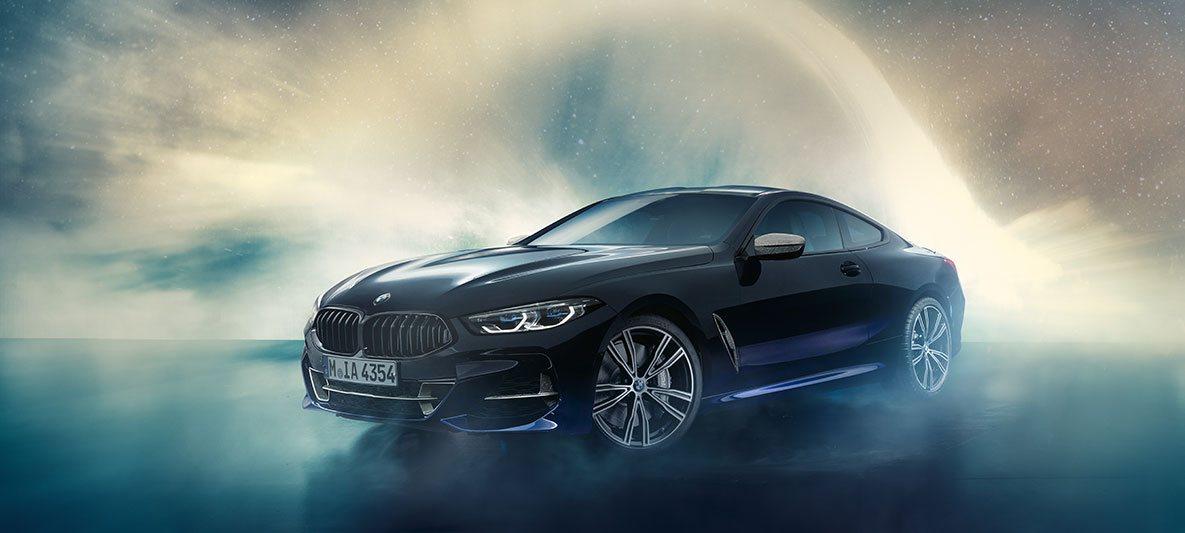 BMW Individual M850i NIGHT SKY, vue de trois quarts face La BMW Individual M850i NIGHT SKY à l’arrêt, vue de trois quarts face