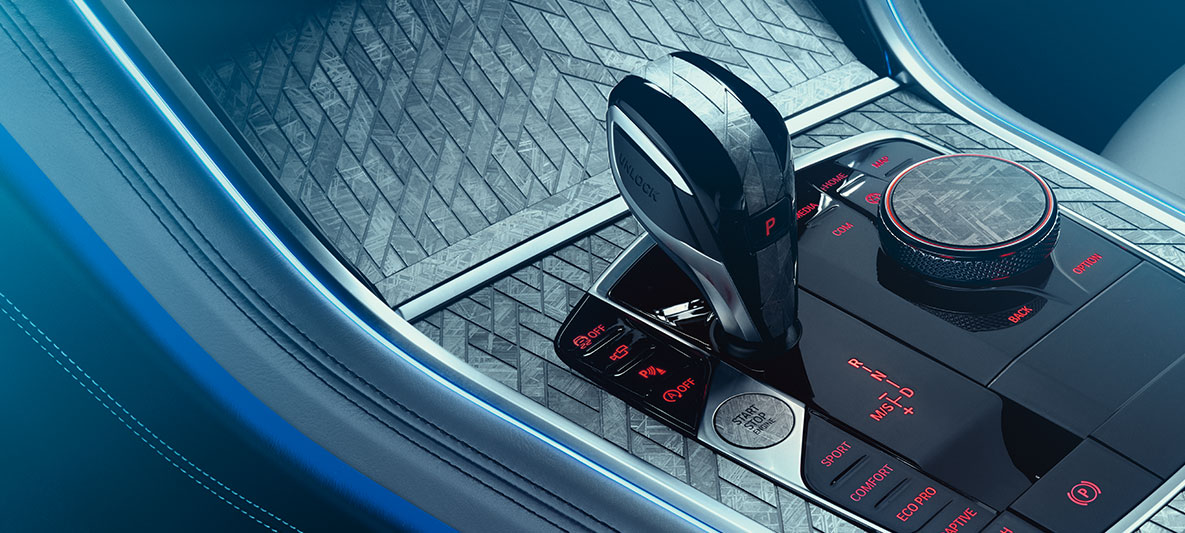 BMW Individual M850i NIGHT SKY, console centrale La console centrale de la BMW Individual M850i NIGHT SKY au design en mosaïque