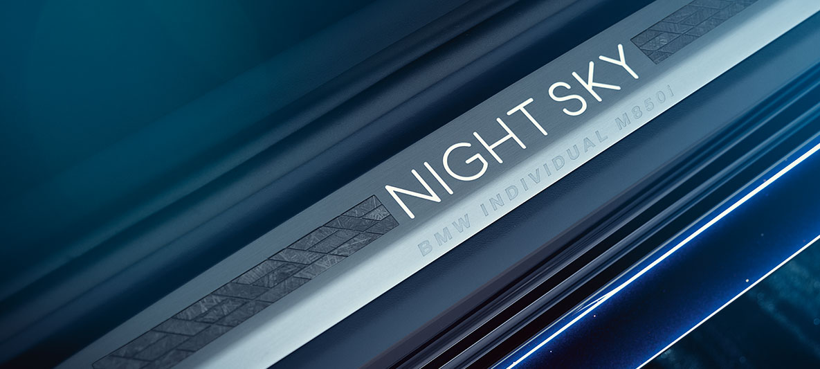 BMW Individual M850i NIGHT SKY, seuil de porte NIGHT SKY Vue en gros plan du seuil de porte BMW Individual NIGHT SKY au design en mosaïque