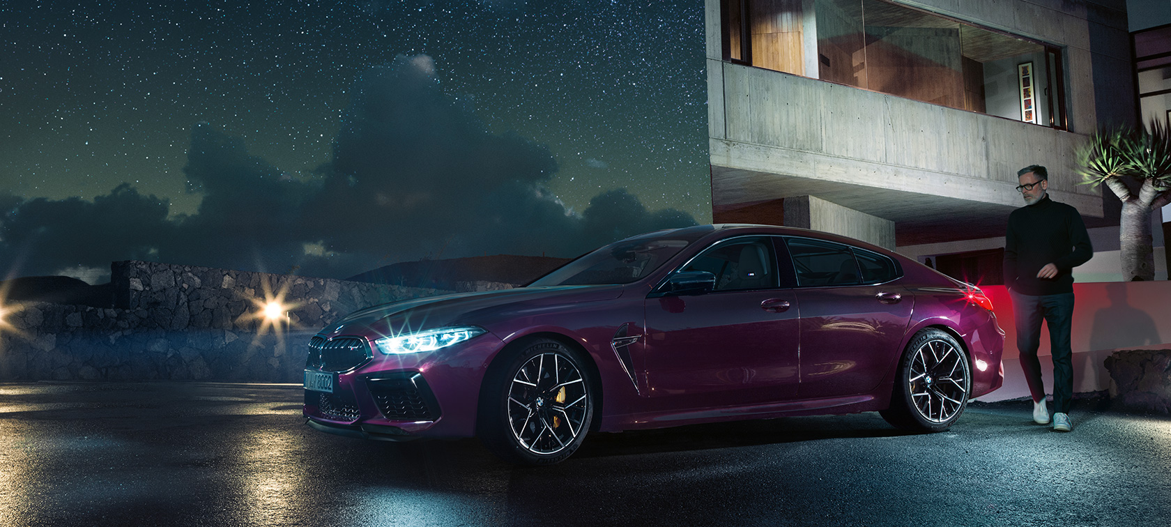 La nouvelle BMW M8 Competition Gran Coupé Vue latérale de trois quarts de la nouvelle BMW M8 Competition Gran Coupé F93 2020 en BMW Individual Ametrin metallic