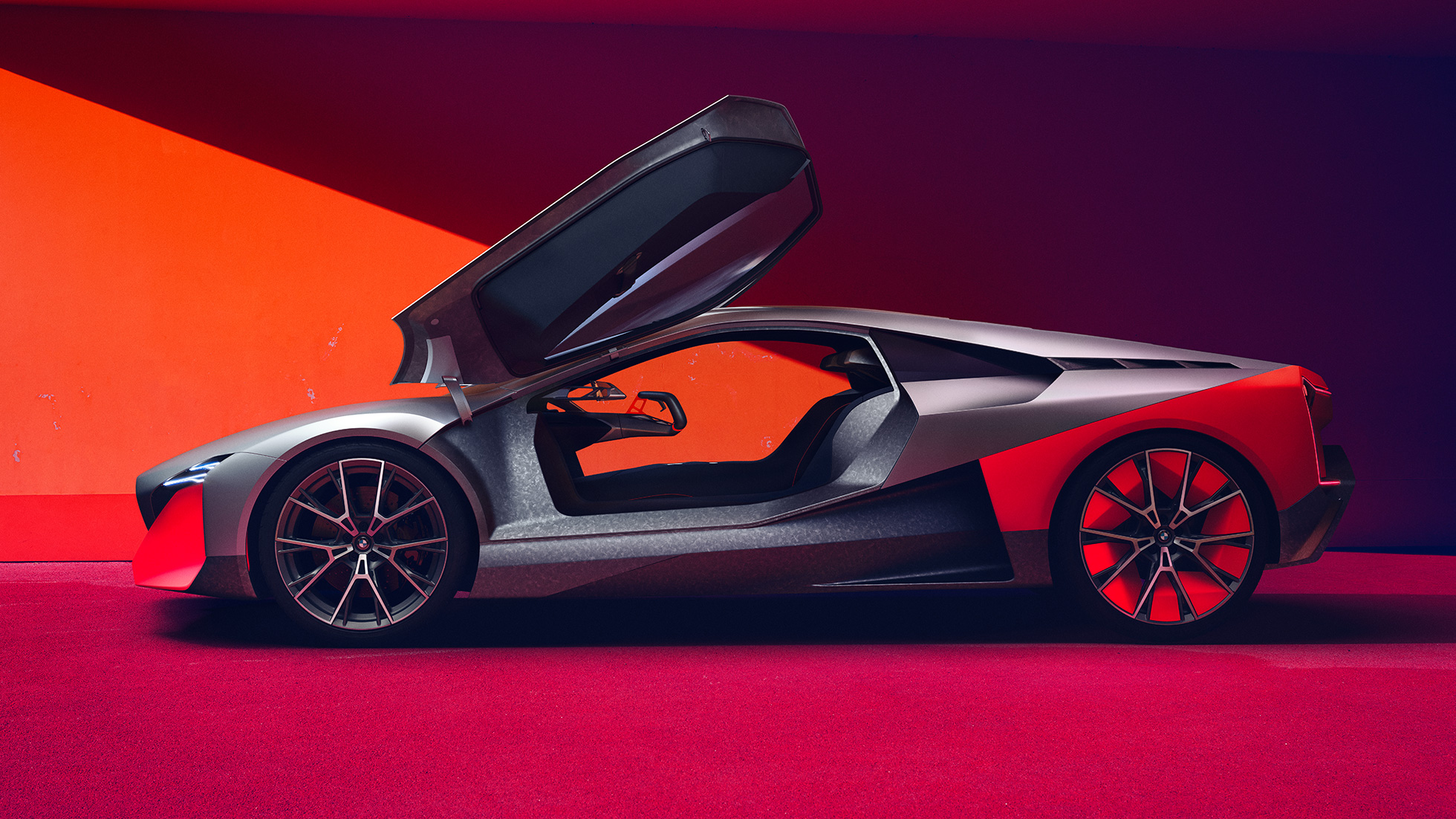 BMW Vision M NEXT, vue de profil BMW Vision M NEXT, vue de profil, à l’arrêt, portes en élytre ouvertes