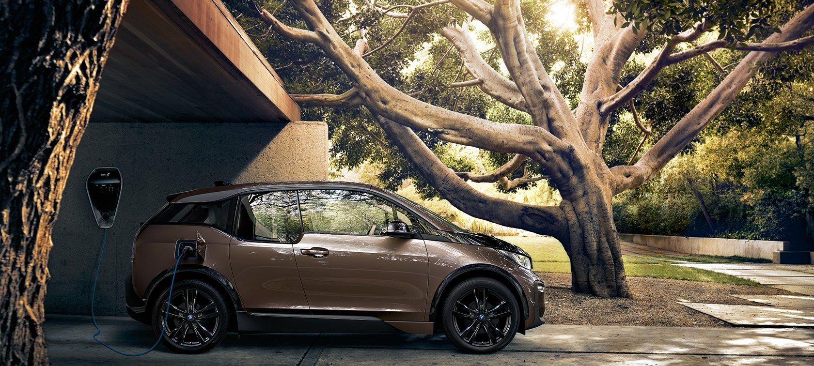 BMW i3s à une borne de recharge. Électromobilité BMW i3s à une borne de recharge, vue de profil