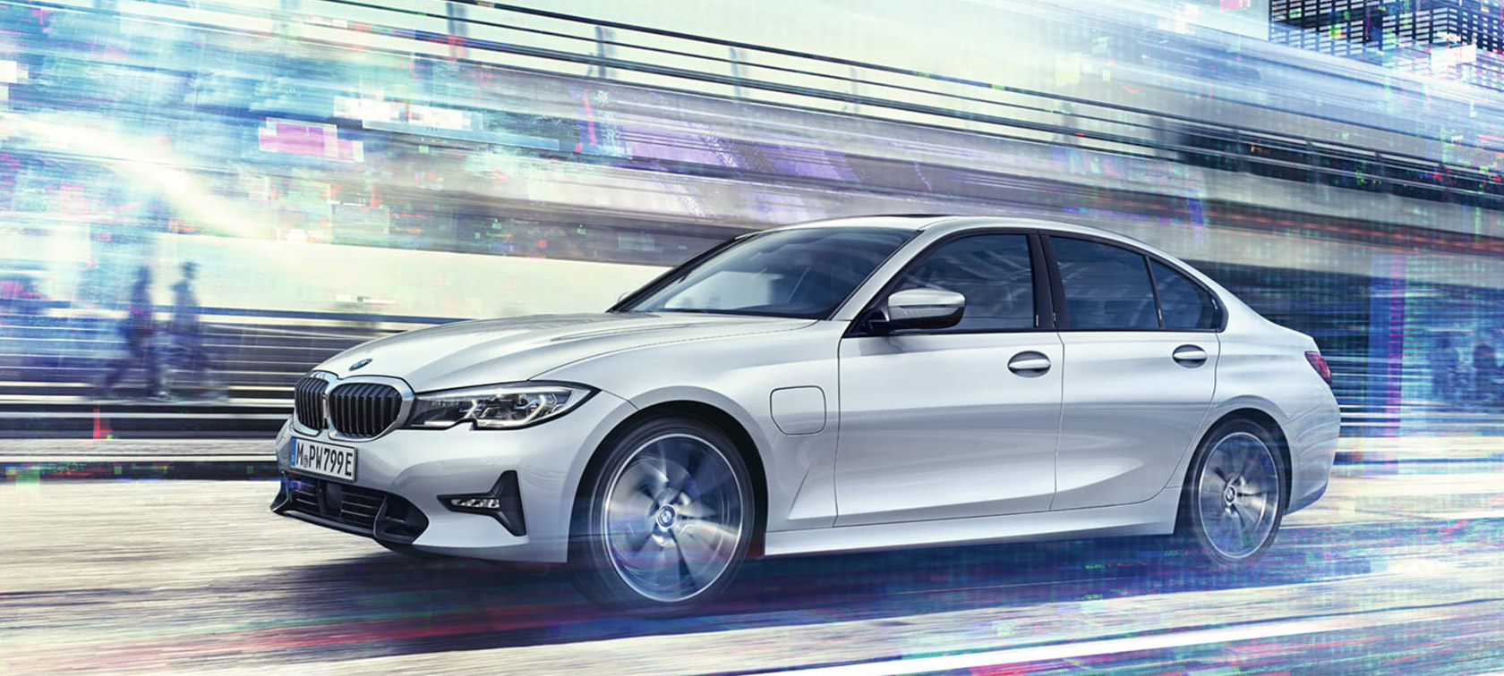 Véhicules BMW devant un pont Services numériques innovants BMW Véhicule BMW devant un pont, vue de trois quarts de profil