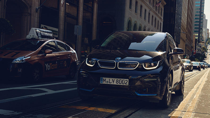 BMW i3 dans la rue Voitures électriques BMW, BMW i3 dans la rue, vue de trois quarts avant