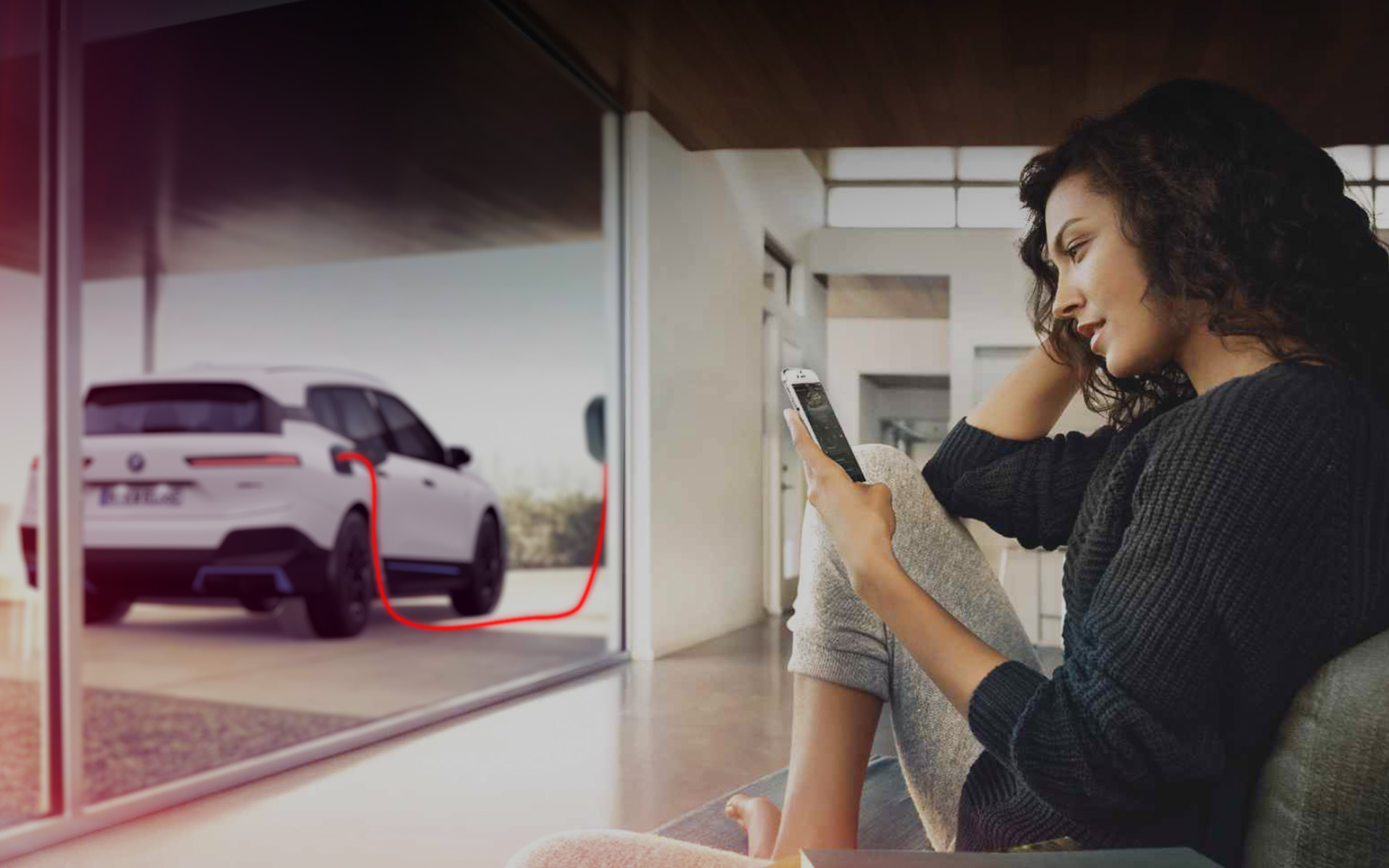 Recharge à domicile BMW iX i20, femme avec smartphone