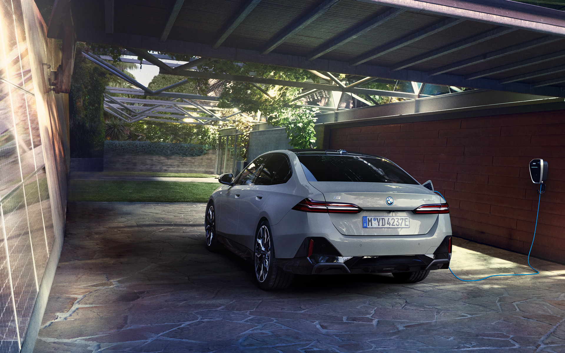 Recharge solaire à domicile BMW i5 eDrive40 G60 Vue arrière 3/4