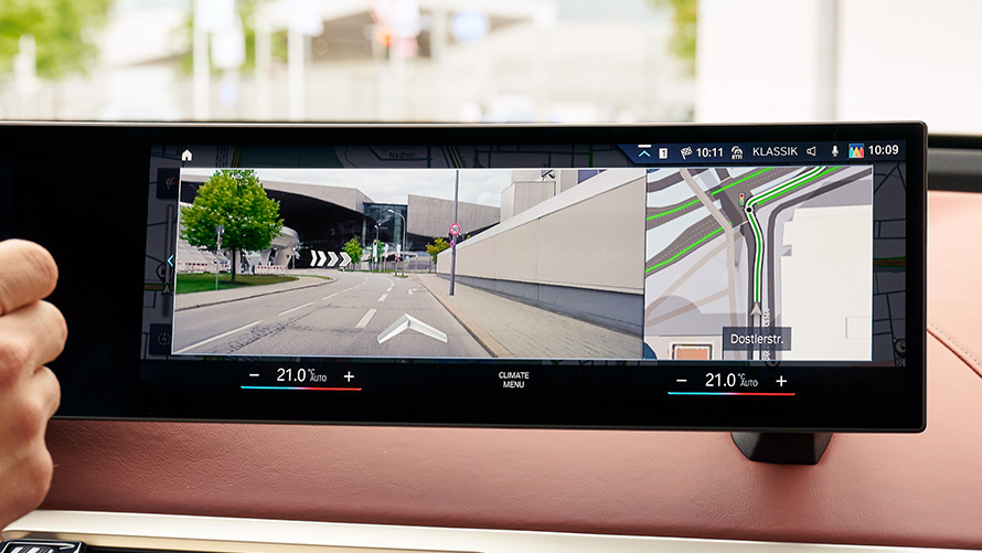 BMW Maps Connected Navigation, Une femme utilise BMW Maps à la maison sur son smartphone. BMW Maps Connected Navigation, Une femme utilise BMW Maps à la maison sur son smartphone.