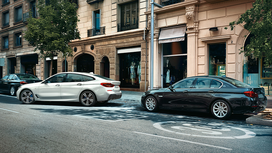 BMW Maps Connected Parking BMW Maps Connected Parking BMW Série 6 Gran Turismo en blanc en train de se garer