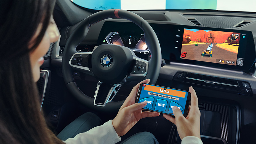 Femme joue à un jeu sur le BMW Curved Display BMW Intérieur Femme joue à un jeu sur le BMW Curved Display