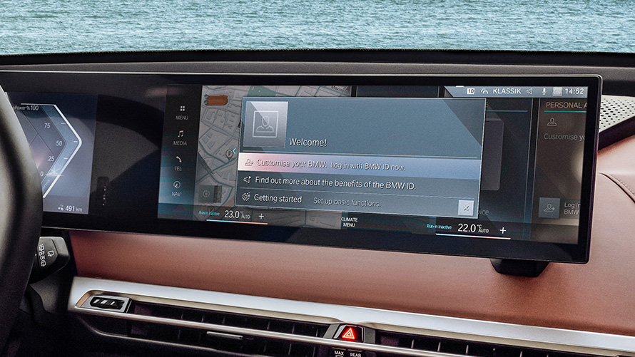 BMW Curved Display mit Willkommensbotschaft und Einstellungsmenü zur persönlichen BMW ID BMW Curved Display mit Willkommensbotschaft und Einstellungsmenü zur persönlichen BMW ID