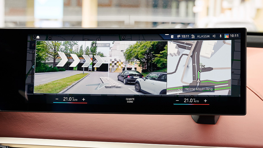 Informationsdisplay mit Straßenbild und Navigationshinweise via Augmented View Informationsdisplay mit Straßenbild und Navigationshinweise via Augmented View