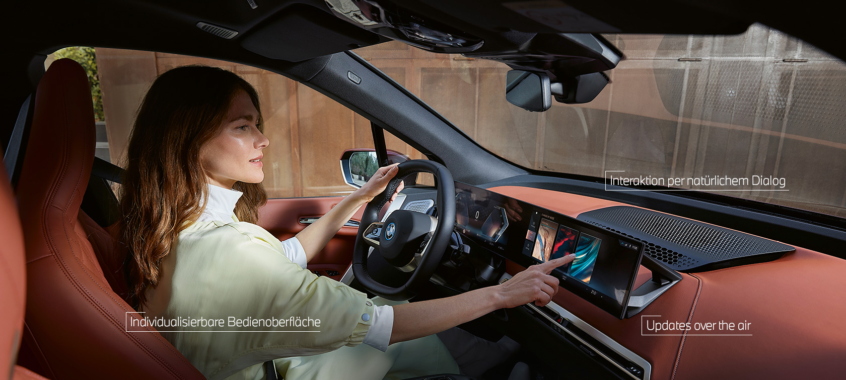Frau nutzt MyModes von BMW iDrive per Touch-Steuerung Frau nutzt MyModes von BMW iDrive per Touch-Steuerung