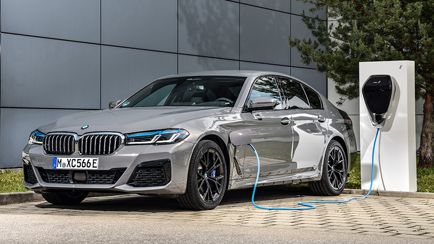 BMW Série 5 Berline en charge sur la Wallbox Remote Software Upgrade BMW Série 5 Berline en charge sur la Wallbox