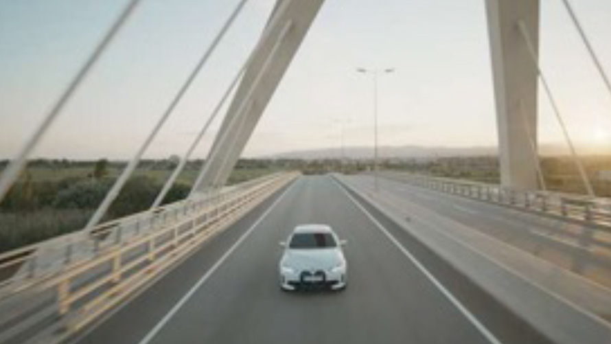 BMW IconicSounds Electric BMW auf Brücke BMW IconicSounds Electric BMW fährt auf Brücke