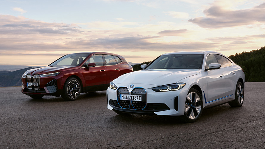 Vue de trois quarts avant BMW iX (i20) et BMW i4 (G26 BEV) Remote Software Upgrade Vue de trois quarts avant BMW iX (i20) et BMW i4 (G26 BEV)