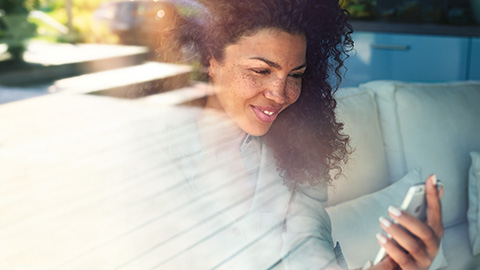 BMW ConnectedDrive Portal Frau mit Smartphone in der Hand