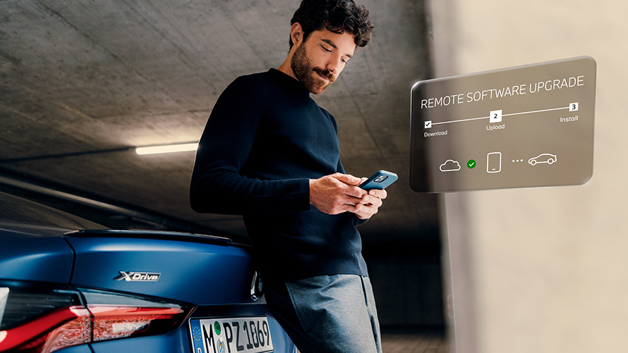 Remote Software Upgrade BMW ConnectedDrive Upgrades BMW ConnectedDrive Upgrade Remote Software Upgrade, homme avec smartphone