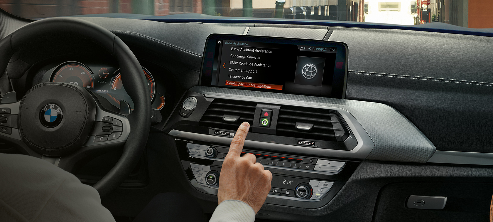 Interieuraufnahme eines BMW mit Control Display Interieuraufnahme in einem BMW mit Anruf auf dem Control Display