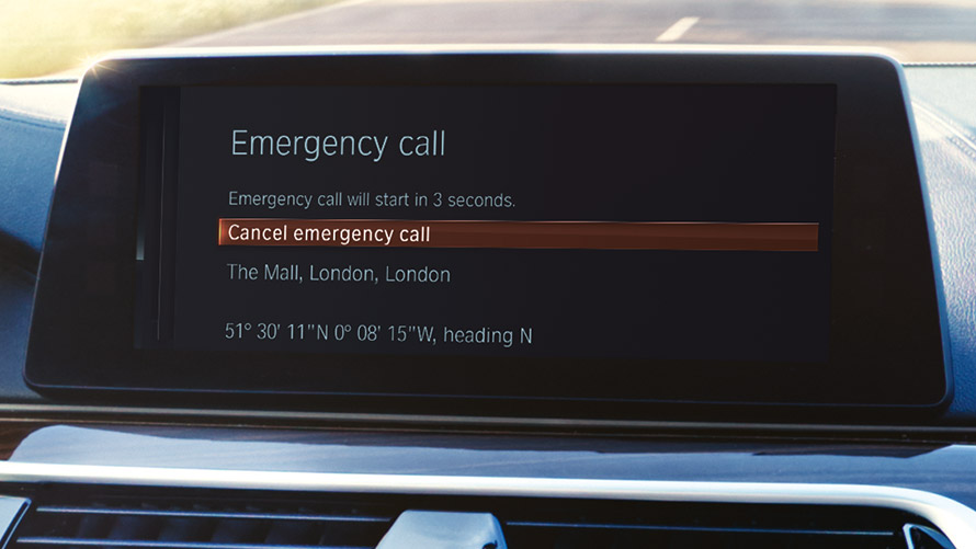 Bouton de l'appel d'urgence intelligent au plafond de la BMW. Bouton de l'appel d'urgence intelligent au plafond de la BMW.