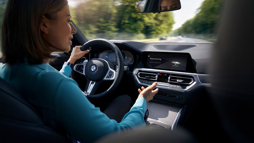 BMW Intelligent Personal Assistant, BMW Car Expert Frau fährt in BMW und nutzt Car Expert