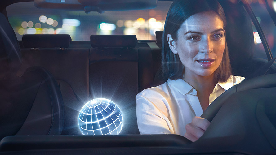 BMW Intelligent Personal Assistant, Natural Interaction Une femme roule en BMW de nuit.