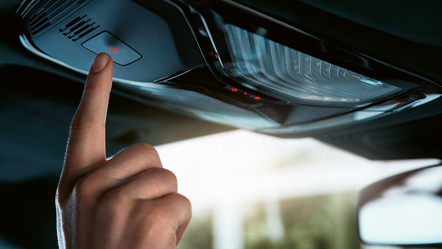 Intelligenter Notruf Knopf an der Decke des BMW Intelligenter Notruf Knopf an der Decke des BMW