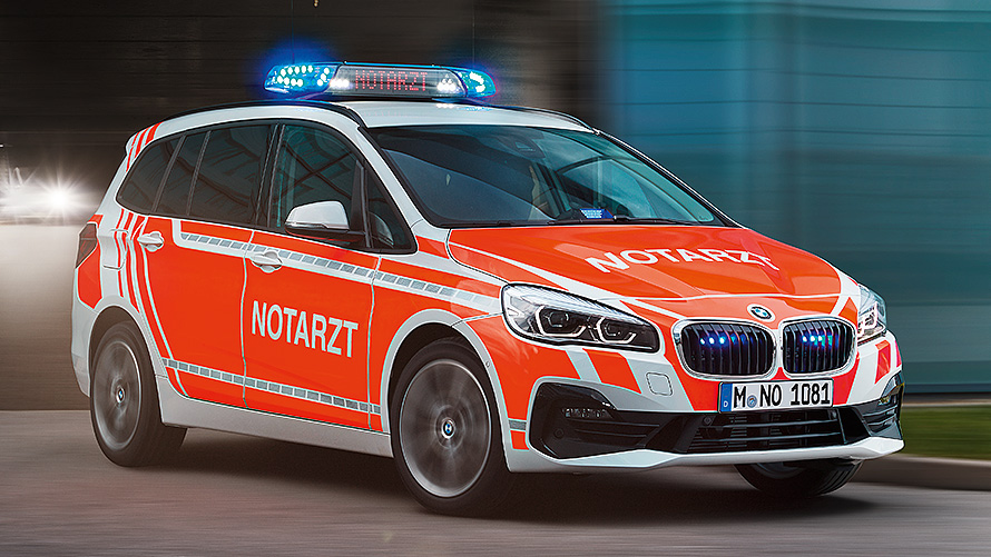 BMW Série 2 Gran Tourer F48LCI2 véhicule d’intervention médicale BMW Série 2 Gran Tourer F48LCI2 véhicule d’intervention médicale vue avant 1/3 conduite urbaine