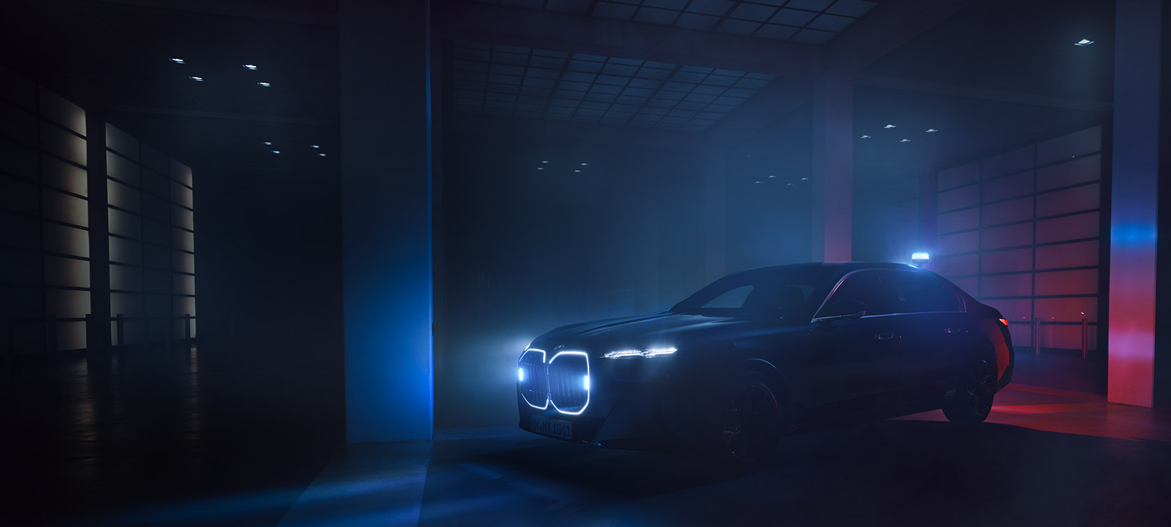 BMW 7 Protection G73 avec feux de signalisation dans l'obscurité 1/3 vue de côté