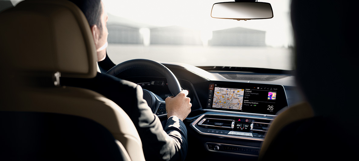 BMW Sicherheitsfahrzeuge Fahrertraining Interieur BMW Sicherheitsfahrzeuge Fahrertraining Interieur Mann fährt BMW