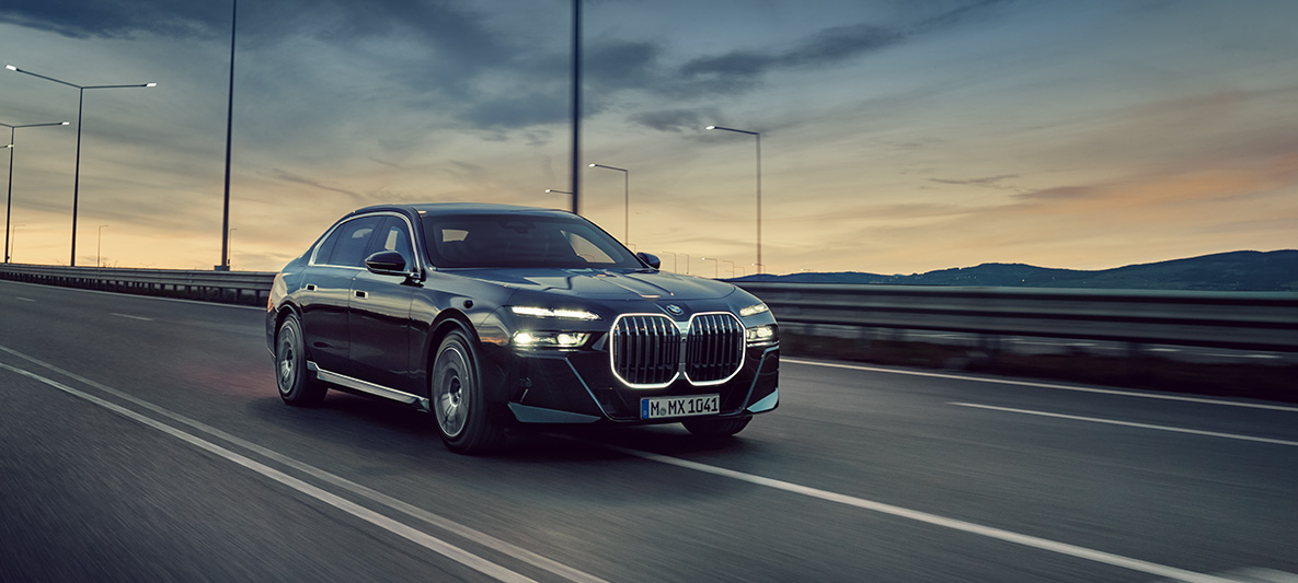 BMW Sicherheitsfahrzeuge Fahrertraining Exterieur BMW Sicherheitsfahrzeuge Fahrertraining Exterieur BMW fahrend auf der Straße Landschaft