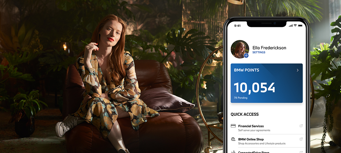 La conduite électrique et la collecte de BMW Points avec My BMW App, femme assise sur un siège devant des plantes La conduite électrique et la collecte de BMW Points avec My BMW App, femme assise sur un siège devant des plantes