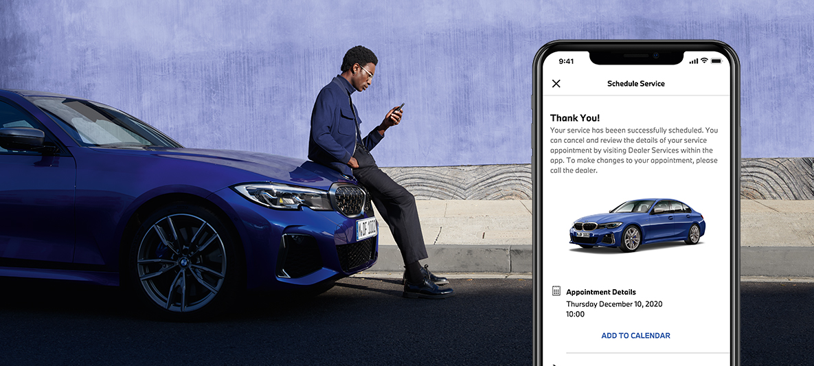 Gestion des besoins en entretien par l'App My BMW, un homme assis sur le capot d'une BMW Gestion des besoins en entretien par l'App My BMW, un homme assis sur le capot d'une BMW