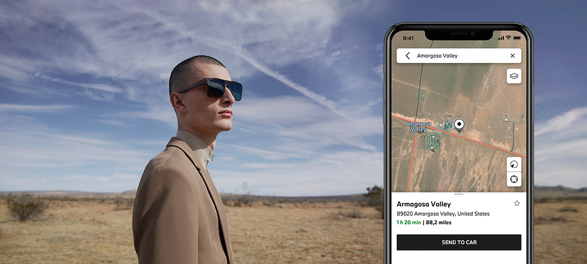 Planifier des trajets dans l’App My BMW et les envoyer au véhicule, un homme dans le désert Planifier des trajets dans l’App My BMW et les envoyer au véhicule, un homme dans le désert