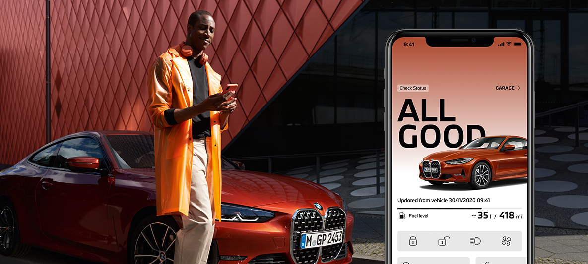 My BMW App, contrôler le statut du véhicule, homme avec son smartphone devant la BMW Série 2 Coupé My BMW App, contrôler le statut du véhicule, homme avec son smartphone devant la BMW Série 2 Coupé