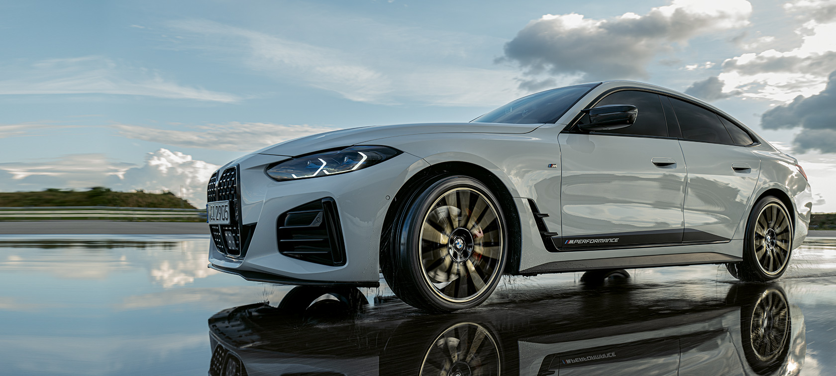 BMW Série 4 Gran Coupé (G26) avec M Performance Parts en mouvement sur une route mouillée BMW Série 4 Gran Coupé (G26) avec M Performance Parts en mouvement sur une route mouillée