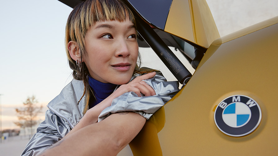 BMW Service Inclusive Dauer und Laufzeiten für Gebrauchtwagen BMW Service Inclusive Frau guckt aus Kofferraum des BMW X2 heraus