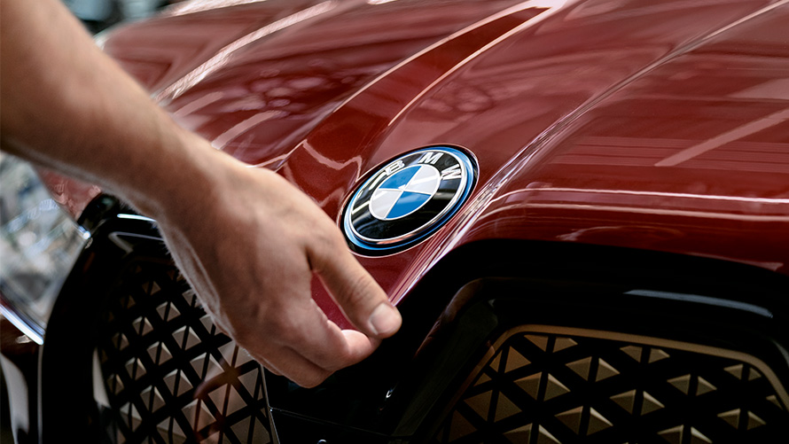 BMW Service Inclusive Leistungen BMW Service Inclusive BMW Emblem am BMW iX