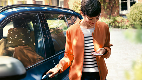 Une conductrice d’une BMW utilise les BMW Teleservices
