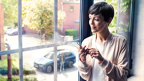 La propriétaire BMW utilise l'application BMW Connected sur son smartphone