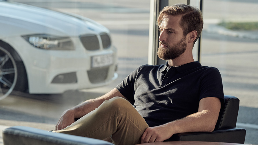 BMW Serenity BMW Serenity Kunde wartet in BMW Service Zentrum