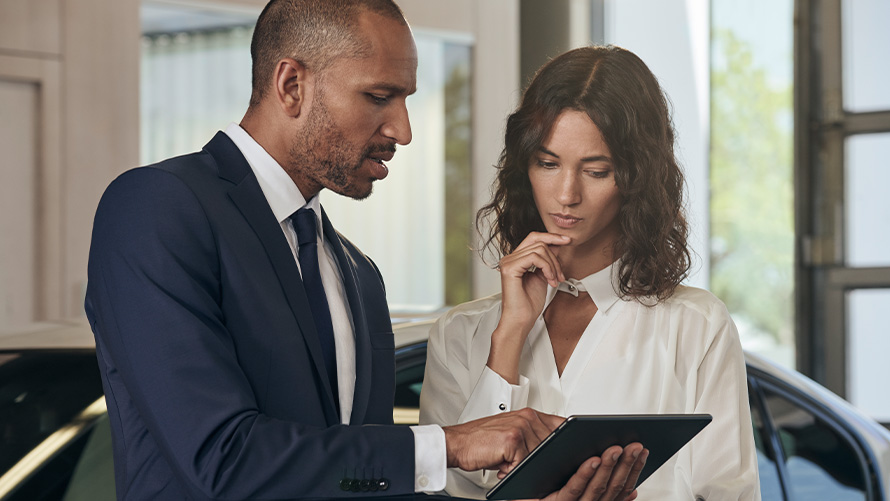 BMW Gewährleistungsverlängerung BMW Service Mitarbeiter erklärt BMW Service Kundin die BMW Gewährleistungsverlängerung