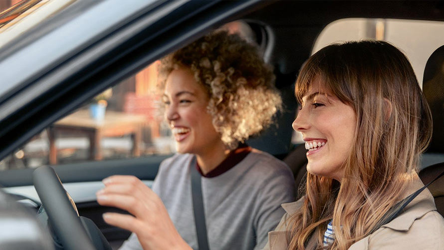 BMW Fahrfreude mit BMW Service Zwei Frauen freuen sich unterwegs in ihrem BMW
