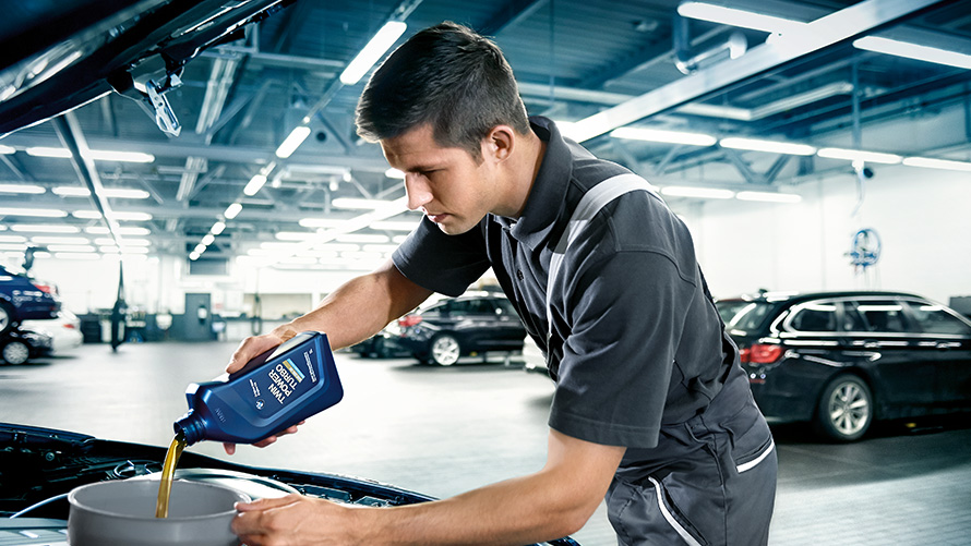 Le collaborateur du service BMW effectue une vidange d’huile BMW