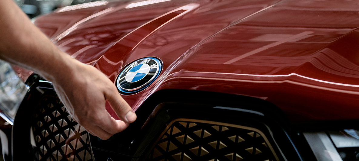 Contrôles et entretien du véhicule BMW Contrôles et entretien du véhicule BMW, une main sur le capot de la BMW