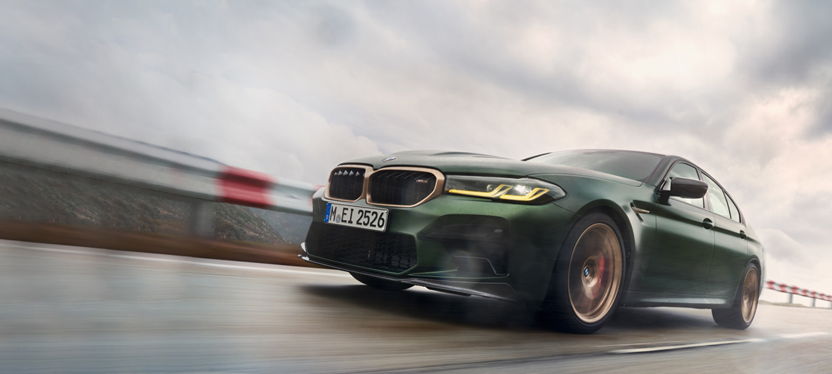 BMW M5 CS F90 2021 Frozen Deep Green metallic Dreiviertel-Frontansicht