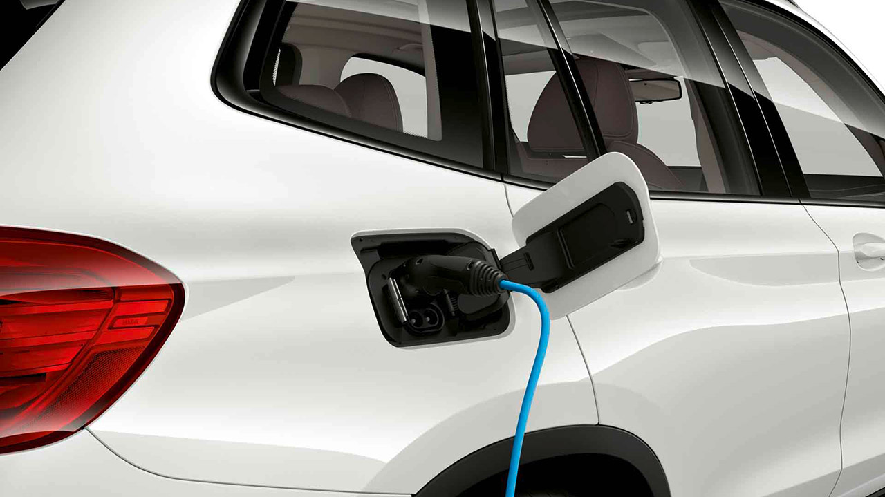 High-Power Charging BMW iX3 SUV G08 Seitenansicht an öffentlicher Ladestation High-Power Charging BMW iX3 SUV G08 2020 Mineralweiß metallic Seitenansicht an öffentlicher Ladestation
