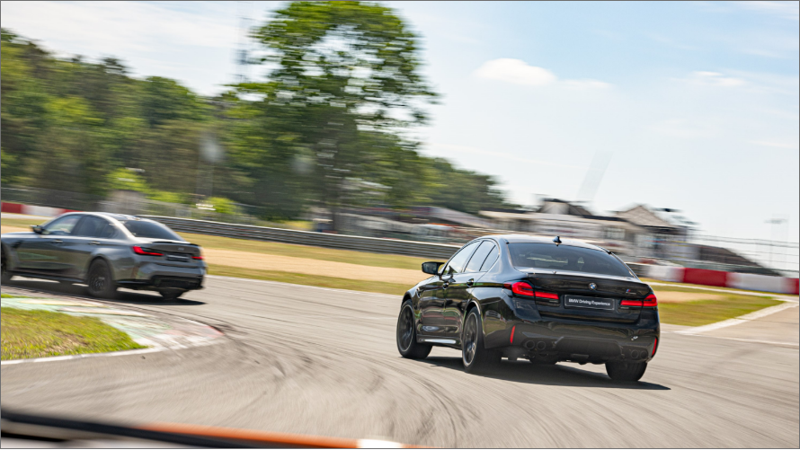 Tournée Électrique winnaar Dirk rijdt één maand met de BMW iX3. Tournée Électrique winnaar Dirk rijdt één maand met de BMW iX3.
