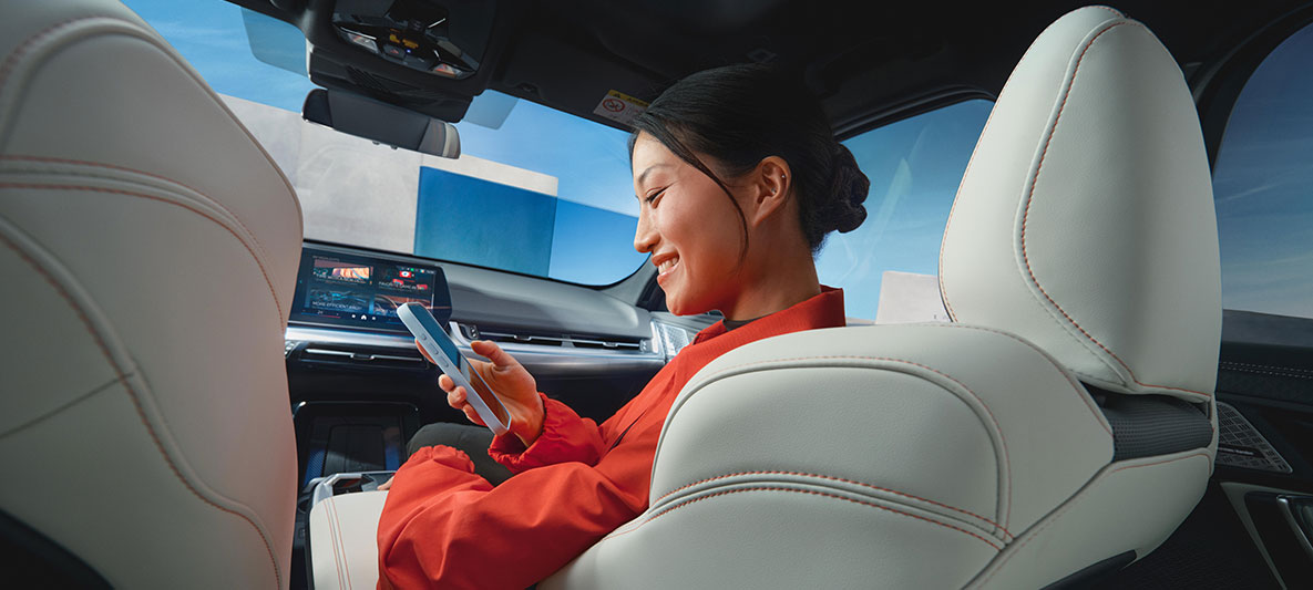 BMW Corporate Sales Dienstleistungen BMW Connected Drive für Firmenkunden weibliche Fahrerin