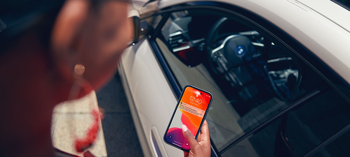 BMW Corporate Sales Dienstleistungen Mobilitätsdienstleistungen für Firmenkunden Mann bei BMW App Nutzung