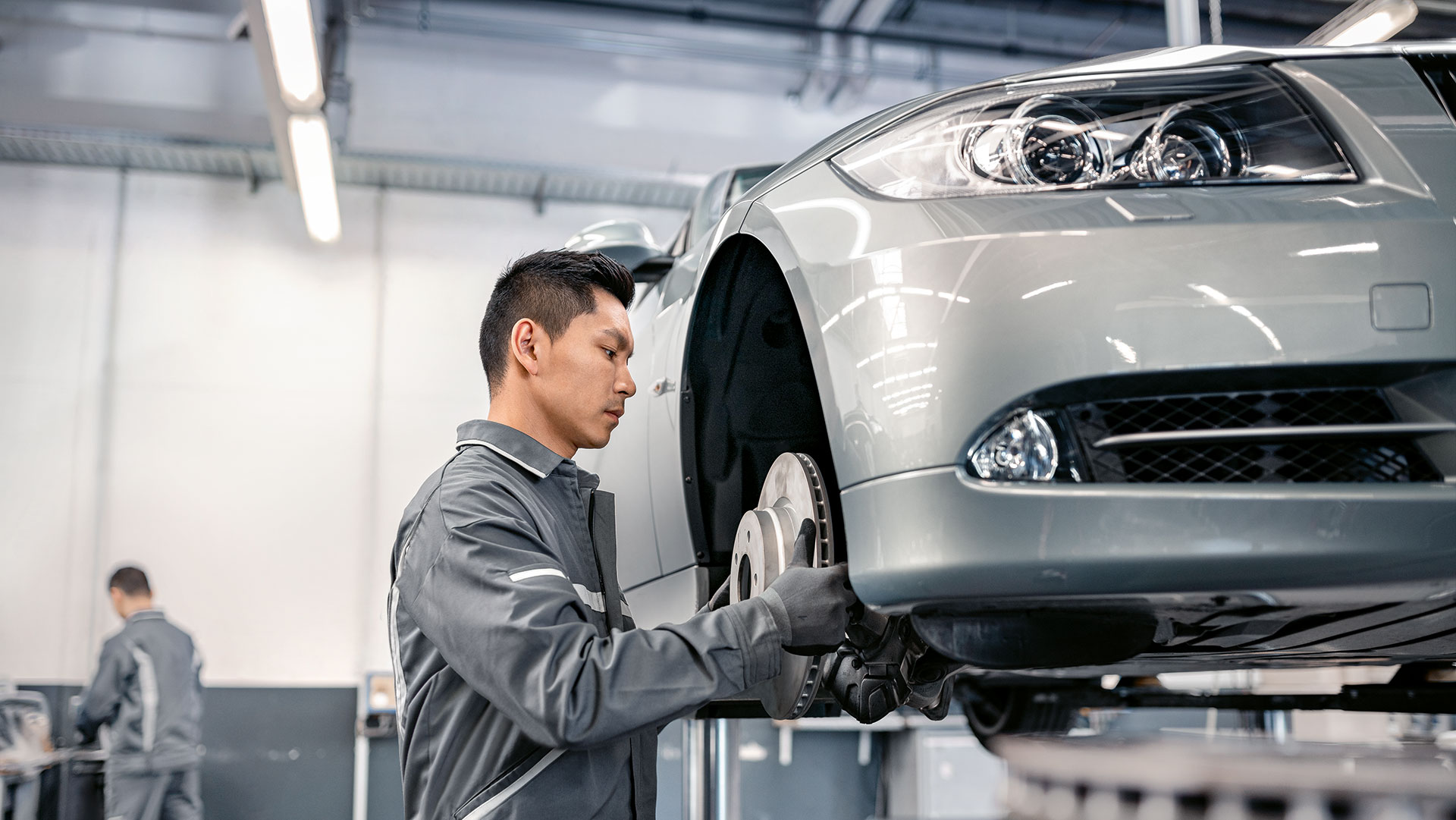BMW reparaties en verzorging BMW hulp bij pech en ongevallen man telefoneert.